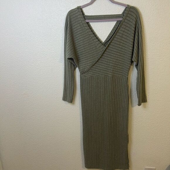 NWT- V-Neck Maternity ribbed Sweater Dress- Size Small - Picture 4 of 11